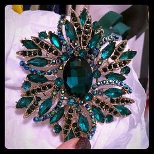 Beautiful flower/jewel topper from Emerald flats